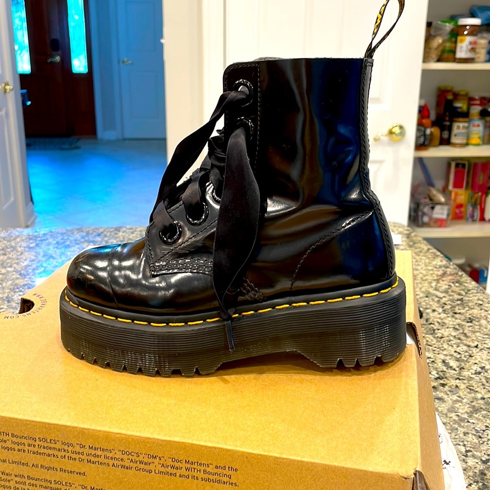 SINGLE DOC MARTEN - WORN TWICE!!